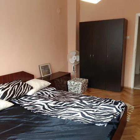 Demokratcia Apartment *